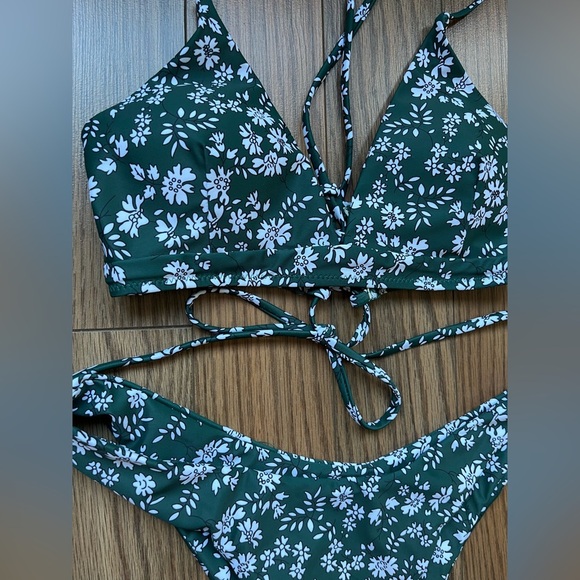 SHEIN Ditsy Floral Criss Cross Cami Top & High Cut Bottom bikini size medium - Picture 8 of 9
